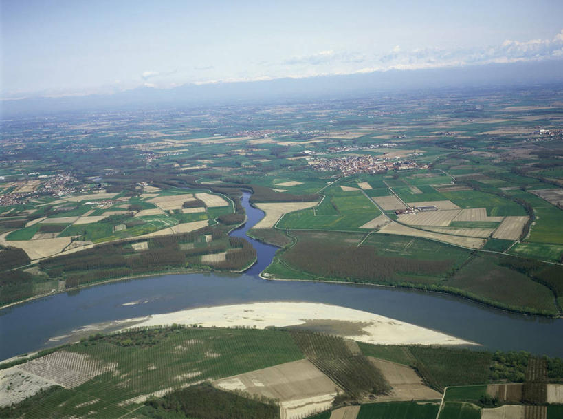 无人,横图,俯视,航拍,室外,白天,度假,河流,美景,城市风光,城市,意大利,欧洲,地形,景观,流水,云,图像,娱乐,天空,自然,享受,休闲,景色,放松,摄影,鸟瞰,地中海文化,南欧,主题,自然现象,伦巴第大区,构图,自然地理,彩图,高角度拍摄,旅行,时空,传统文化,波河