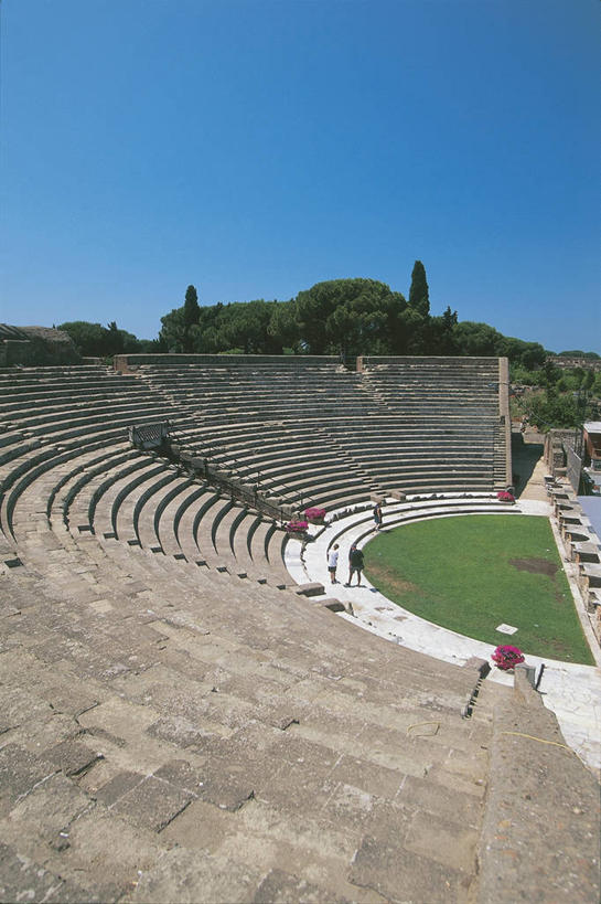 成年人,三个人,人群,体育馆,运动场,竖图,俯视,室外,白天,度假,植物,建筑,剧院,意大利,欧洲,罗马,行人,游客,游人,废弃,首都,图像,历史,体育场,路人,旅客,废墟,台阶,花,树,天空,地标建筑,摄影,报废,废物,地中海文化,南欧,主题,丢弃,半圆形,古典风格,视角,意大利文化,放弃,抛弃,万里无云,罗马斗兽场,运动馆,构图,古代文明,圆形剧场,摈弃,过客,露天剧场,男人,男性,彩图,高角度拍摄,旅行,平面图形,屏弃,摈斥,摒除,时空,传统文化,状态