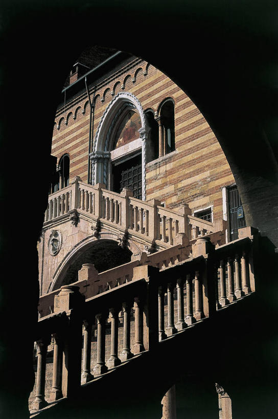 无人,广场,栏杆,竖图,室外,白天,楼梯,建筑,意大利,欧洲,柱子,图像,摄影,人造,地中海文化,南欧,主题,意大利文化,威尼托大区,拱廊,构图,维罗纳,彩图,旅行,时空,传统文化