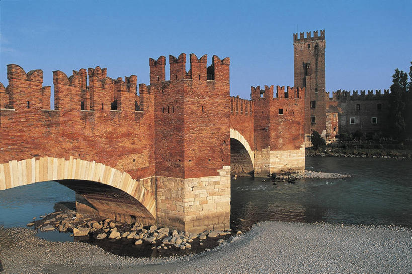 无人,横图,室外,白天,河流,植物,建筑,意大利,欧洲,波纹,墙,流水,联系,图像,砖墙,树,蓝色,天空,概念,摄影,人造,地中海文化,南欧,主题,意大利文化,威尼托大区,万里无云,构图,维罗纳,彩图,旅行,时空,传统文化,阿迪杰河