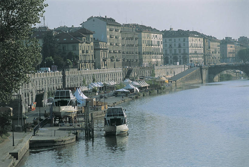 无人,码头,横图,室外,白天,河流,植物,港口,建筑,船,汽车,意大利,欧洲,停靠,波纹,流水,桥,机动车,图像,车,树,交通工具,运输,摄影,停止,人造,地中海文化,南欧,停泊,载具,主题,暂停,意大利文化,停滞,构图,都灵,都灵省,彩图,旅行,摆渡口,埠头,渡口,渡头,港湾,海港,货运码头,口岸,商港,时空,传统文化,波河