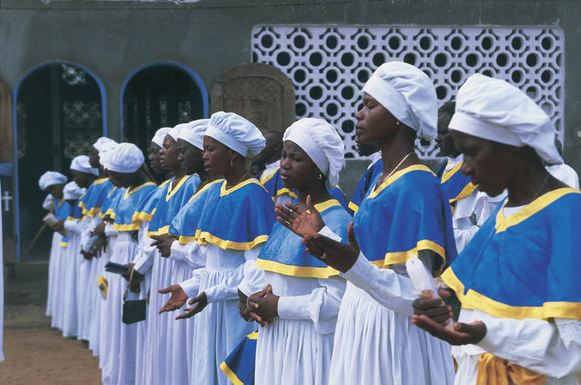 西方人,成年人,中年人,老年人,人群,站,横图,室外,特写,白天,正面,建筑,欧洲,非洲,黑人,欧洲人,头饰,拱门,酒类,首都,许多人,图像,酒,饮料,衣服,祈祷,一群人,概念,摄影,宗教,希望,人造,基督教,近景,主题,视角,蒸馏酒,烈酒,构图,西非,灵性,多哥,老年男性,男人,年轻女性,女人,非洲人,年轻人,半身,彩图,传统服装,旅行,时空