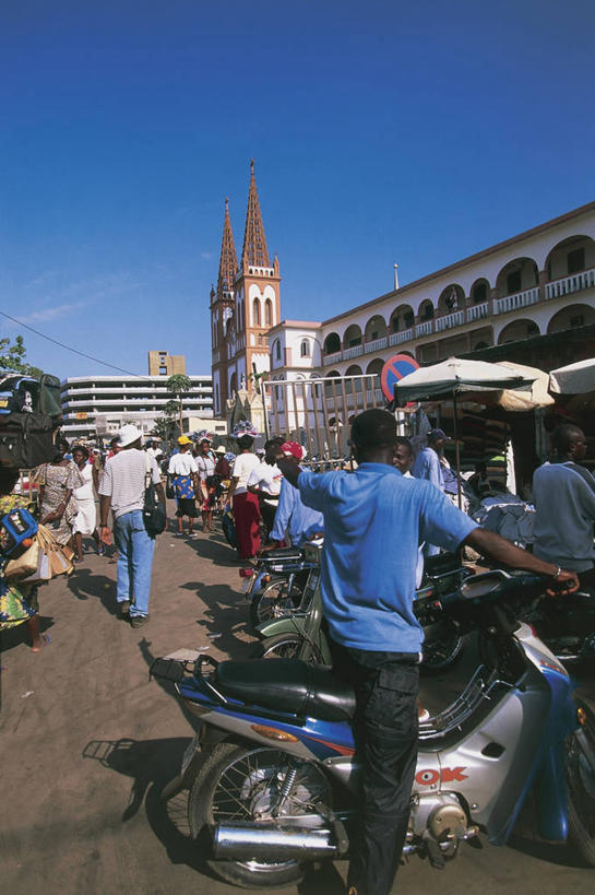 西方人,成年人,人群,教堂,竖图,室外,白天,正面,太阳,建筑,摩托车,汽车,欧洲,非洲,黑人,欧洲人,阴影,云,机动车,酒类,首都,许多人,图像,休闲装,车,酒,饮料,背面,衣服,蓝色,天空,交通工具,一群人,概念,运输,摄影,宗教,生活方式,年龄,人造,基督教,载具,主题,自然现象,视角,圣心堂,蒸馏酒,烈酒,构图,西非,灵性,多哥,蒙马特区,男人,男性,女人,女性,非洲人,彩图,旅行,大教堂,时空