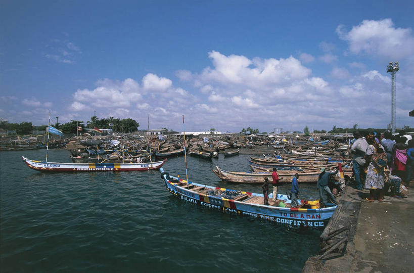 西方人,成年人,人群,站,横图,室外,白天,渔业,水,船,欧洲,非洲,黑人,欧洲人,停靠,云,市场,渔船,首都,许多人,图像,蓝色,天空,一群人,运输,摄影,停止,停泊,主题,暂停,自然现象,停滞,构图,西非,多哥,男人,男性,女人,女性,非洲人,彩图,海港,鱼市,时空