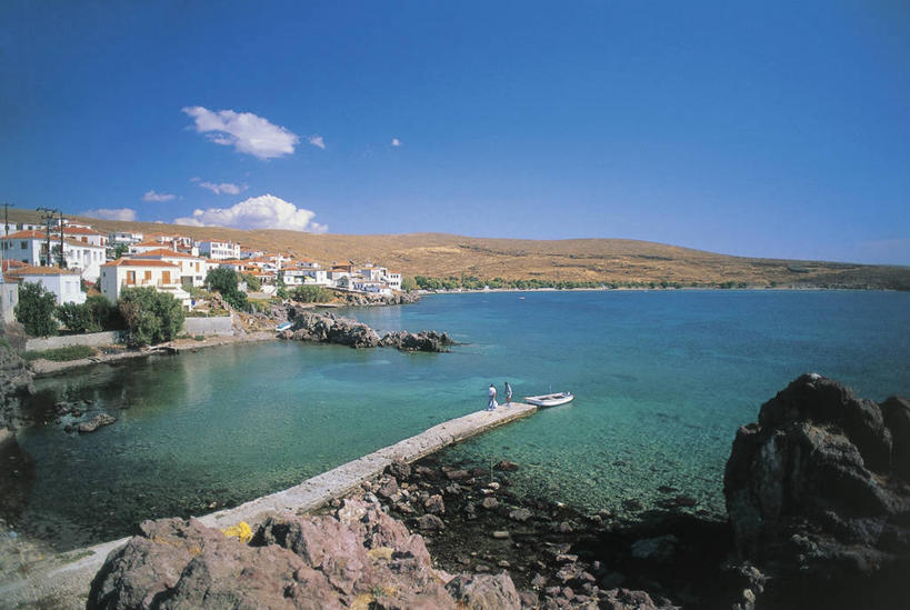 成年人,两个人,码头,站,横图,俯视,室外,白天,海洋,水,船,希腊,欧洲,停靠,朦胧,模糊,反射,地平线,海岸线,乡村,云,辽阔,地面,图像,天空,广阔,运输,摄影,一望无际,年龄,停止,人造,岩层,地中海文化,南欧,停泊,延伸,主题,暂停,自然现象,视角,停滞,爱琴海群岛,地貌,天地相交,构图,无边无际,一马平川,莱斯博斯岛,岩石,彩图,高角度拍摄,旅行,时空,传统文化