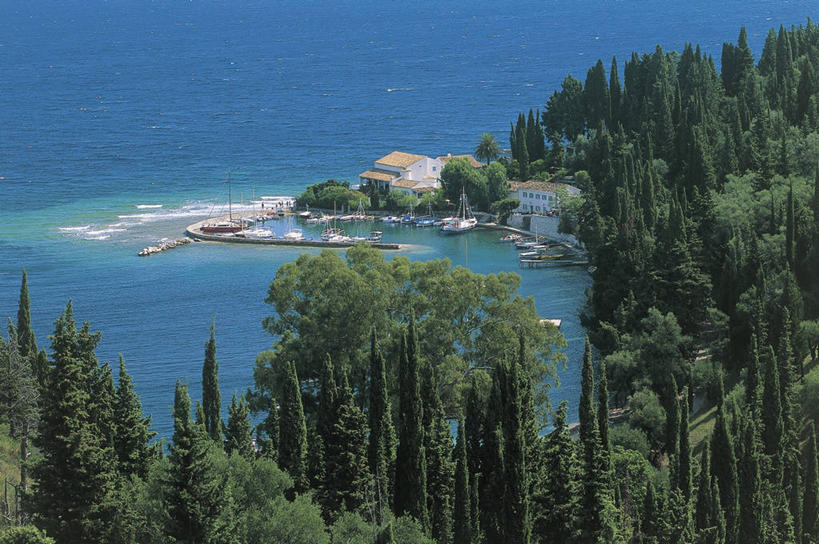 无人,横图,俯视,室外,白天,植物,船,希腊,欧洲,停靠,波纹,图像,树,风景,自然,概念,运输,摄影,宁静,停止,人造,地中海,地中海文化,南欧,停泊,主题,暂停,视角,停滞,游艇码头,构图,帆樯,桅竿,科孚,海滩,彩图,高角度拍摄,旅行,海港,时空,帆柱,传统文化,艾奥尼亚群岛,爱奥尼亚海