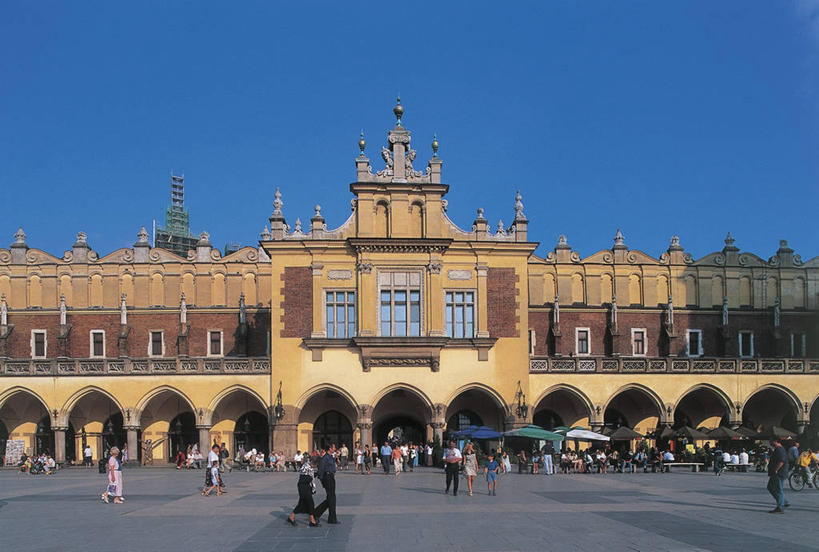 成年人,人群,商店,广场,横图,室外,白天,度假,植物,窗户,城市,建筑,欧洲,波兰,伞,雨伞,遮阳伞,许多人,文艺复兴,图像,阳伞,树,蓝色,天空,地标建筑,一群人,摄影,人造,太阳伞,风格,服装店,主题,古典风格,哥特式风格,东欧,万里无云,中央广场,构图,克拉科夫,小波兰省,男人,男性,女人,女性,彩图,旅行,时空