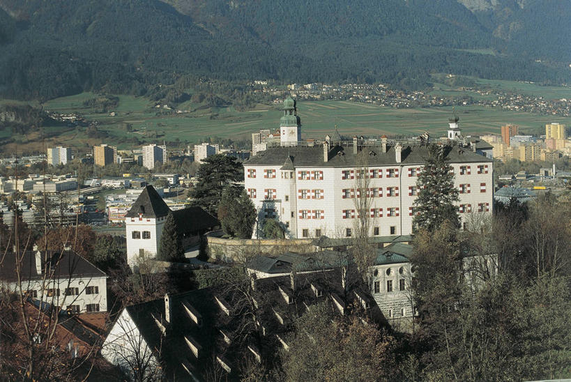 无人,宫殿,横图,俯视,室外,白天,山,植物,窗户,城市,建筑,奥地利,欧洲,文艺复兴,图像,草,树,绿色,摄影,人造,圆顶建筑,都市风光,主题,古典风格,视角,中欧,地貌,因斯布鲁克,蒂罗尔,构图,彩图,高角度拍摄,旅行,时空