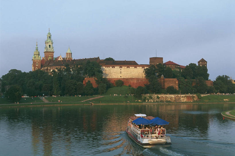 成年人,人群,教堂,横图,室外,白天,度假,旅途,河流,植物,城市,建筑,船,客轮,欧洲,波兰,行人,游客,游人,朦胧,模糊,反射,十字架,城堡,河岸,流水,酒类,许多人,图像,历史,路人,旅客,酒,树,饮料,天空,地标建筑,一群人,运输,摄影,宗教,年龄,人造,风格,基督教,宗教建筑,都市风光,主题,观光船,东欧,地貌,万里无云,蒸馏酒,烈酒,构图,灵性,克拉科夫,维斯瓦河,过客,小波兰省,男人,男性,女人,女性,彩图,旅行,大教堂,时空,瓦维尔主教座堂