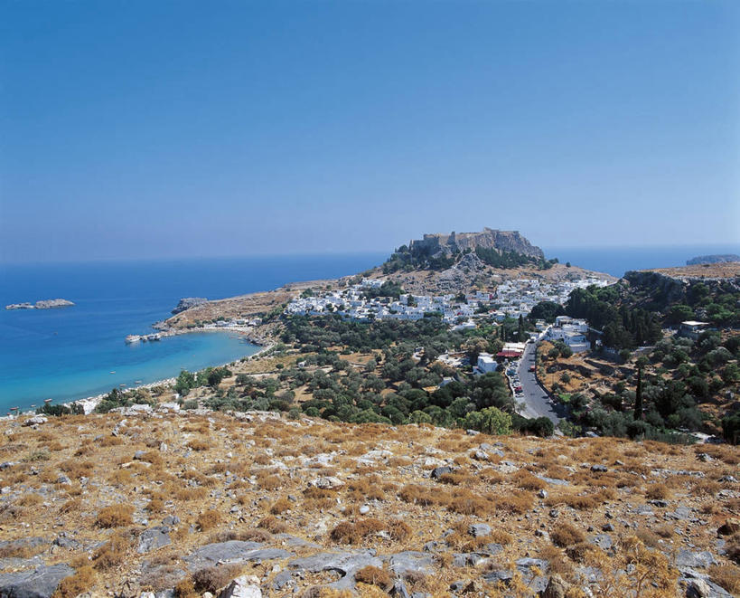 无人,横图,俯视,室外,白天,海洋,山,水,植物,城市,建筑,路,希腊,欧洲,城堡,地平线,海岸线,水平线,城镇,图像,历史,树,天空,摄影,人造,爱琴海,地中海,林多斯,地中海文化,都市风光,南欧,主题,视角,爱琴海群岛,多德卡尼斯群岛,地貌,希腊共和国,万里无云,构图,佐泽卡尼索斯群岛,彩图,高角度拍摄,旅行,时空,帕特莫斯岛,传统文化,拔摩岛