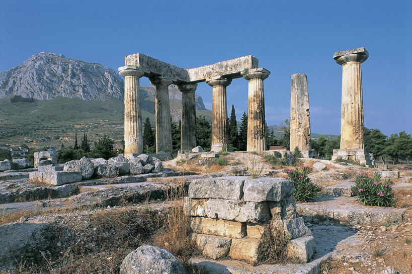 无人,寺庙,横图,室外,白天,山,植物,建筑,希腊,欧洲,柱子,图像,历史,废墟,草,树,天空,摄影,宗教,考古学,人造,宗教建筑,地中海文化,南欧,希腊文化,主题,地貌,万里无云,构图,古希腊,古代文明,柱廊,古代史,阿波罗神殿,伯罗奔尼撒,科林斯湾,彩图,旅行,时空,传统文化,状态