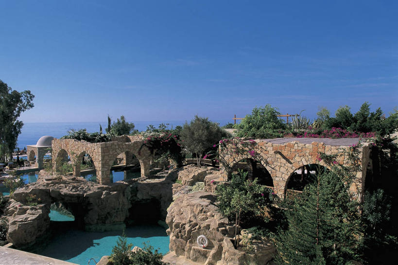 游泳,无人,横图,俯视,室外,白天,海洋,水,太阳,植物,建筑,塞浦路斯,亚洲,阴影,救生圈,塑料,图像,树,蓝色,天空,塑料制品,游泳圈,摄影,充气,人造,中东,救生,圆顶建筑,地中海文化,南欧,主题,视角,万里无云,泅水,构图,利马索尔,彩图,高角度拍摄,旅行,时空,传统文化