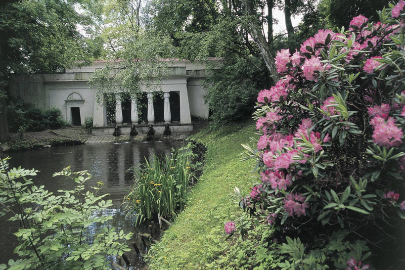 无人,横图,室外,白天,湖,美景,植物,建筑,欧洲,波兰,一排,整齐,反射,柱子,景观,首都,图像,排列,自然,地标建筑,概念,景色,摄影,生长,人造,国家公园,队列,自然风光,主题,东欧,构图,华沙,马佐夫舍,死水,彩图,旅行,时空