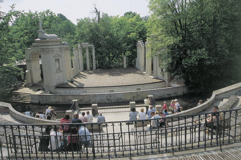 成年人,人群,栏杆,横图,俯视,室外,白天,植物,建筑,剧院,欧洲,波兰,柱子,首都,许多人,图像,树,地标建筑,一群人,概念,放松,摄影,年龄,人造,边界,主题,视角,东欧,构图,华沙,马佐夫舍,男人,男性,女人,女性,休闲活动,彩图,高角度拍摄,旅行,时空