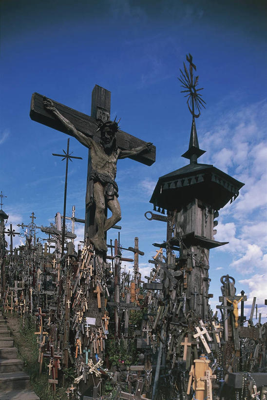 无人,竖图,室外,白天,山,雕塑,欧洲,标志,雕像,符号,十字架,云,纪念碑,酒类,图像,标识,酒,饮料,天空,模型,地标建筑,概念,摄影,宗教,纪念,留念,死亡,基督,基督教,天主教,主题,耶稣,怀念,自然现象,朝圣节,地貌,救世主,蒸馏酒,烈酒,性别符号,构图,基利斯督,弥赛亚,默西亚,前苏联,灵性,立陶宛共和国,希奥利艾,彩图,旅行,时空,波罗的海三国,男性符号,十字架山