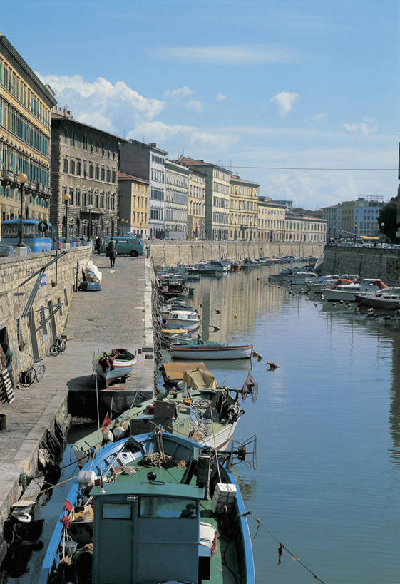 成年人,三个人,竖图,室外,白天,正面,河流,城市,建筑,船,自行车,汽车,意大利,欧洲,停靠,朦胧,模糊,反射,流水,云,巴士,面包车,图像,车,脚踏车,背面,天空,交通工具,运输,摄影,年龄,停止,人造,地中海文化,都市风光,南欧,停泊,载具,主题,暂停,自然现象,视角,托斯卡纳区,停滞,护城河,构图,死水,彩图,旅行,时空,传统文化,利禾奴,商用车