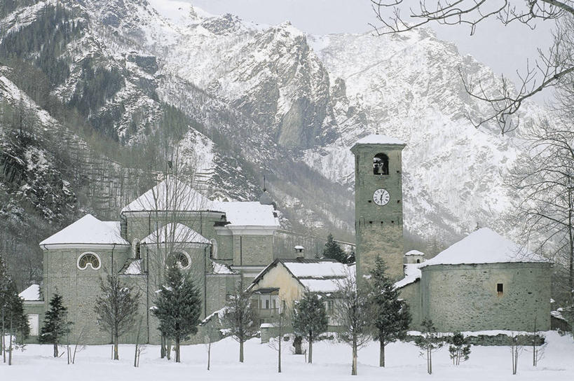 无人,横图,室外,白天,山,山脉,雪,雪山,植物,建筑,意大利,欧洲,时间,山顶,冬天,钟楼,图像,树,风景,自然,寒冷,季节,摄影,人造,地中海文化,南欧,主题,计时工具,地貌,构图,钟,彩图,旅行,时空,传统文化