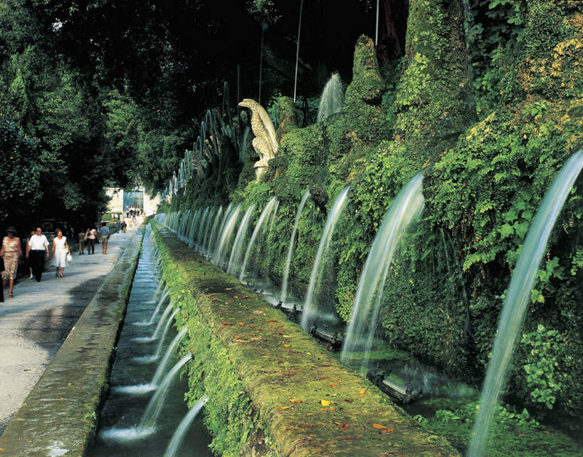 成年人,人群,横图,室外,白天,正面,度假,美景,植物,喷泉,叶子,雕塑,意大利,欧洲,行人,游客,游人,朦胧,模糊,反射,景观,图像,休闲装,路人,旅客,树,背面,衣服,风景,自然,概念,景色,摄影,地中海文化,南欧,自然风光,主题,视角,构图,蒂沃利,过客,男人,男性,女人,女性,步行,彩图,旅行,哈德良别墅,时空,传统文化,阿德利阿纳村庄