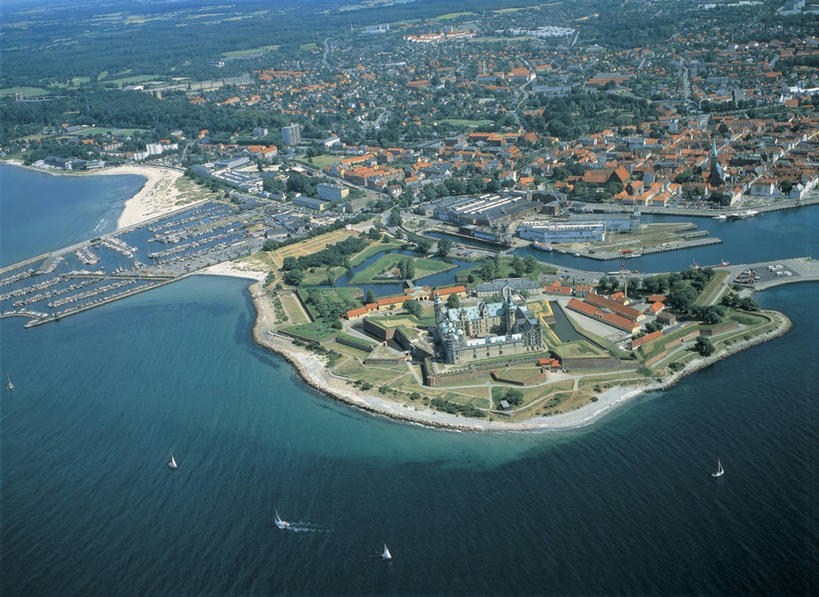 无人,宫殿,横图,俯视,航拍,室外,白天,海洋,水,植物,城市,建筑,船,丹麦,欧洲,城堡,屋顶,图像,历史,树,地标建筑,运输,摄影,人造,鸟瞰,主题,斯堪狄纳维亚半岛,构图,菲德烈堡宫,赫尔辛格,克隆堡宫,彩图,高角度拍摄,旅行,时空