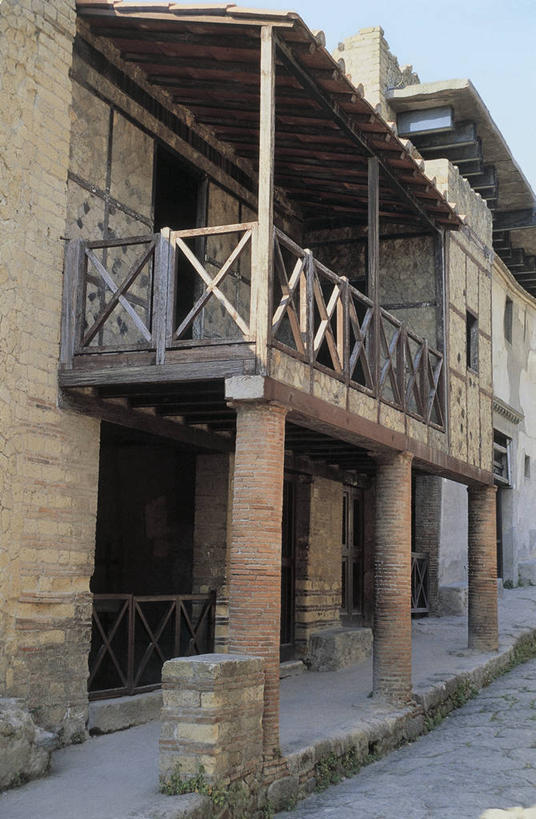 无人,栏杆,竖图,室外,白天,太阳,建筑,街道,意大利,欧洲,一排,整齐,木制,柱子,房屋,图像,历史,废墟,排列,天空,摄影,考古学,人造,住房,地中海文化,队列,南欧,边界,主题,自然现象,那不勒斯海湾,坎帕尼亚,构图,古代文明,古代史,赫库兰尼姆,彩图,旅行,时空,传统文化