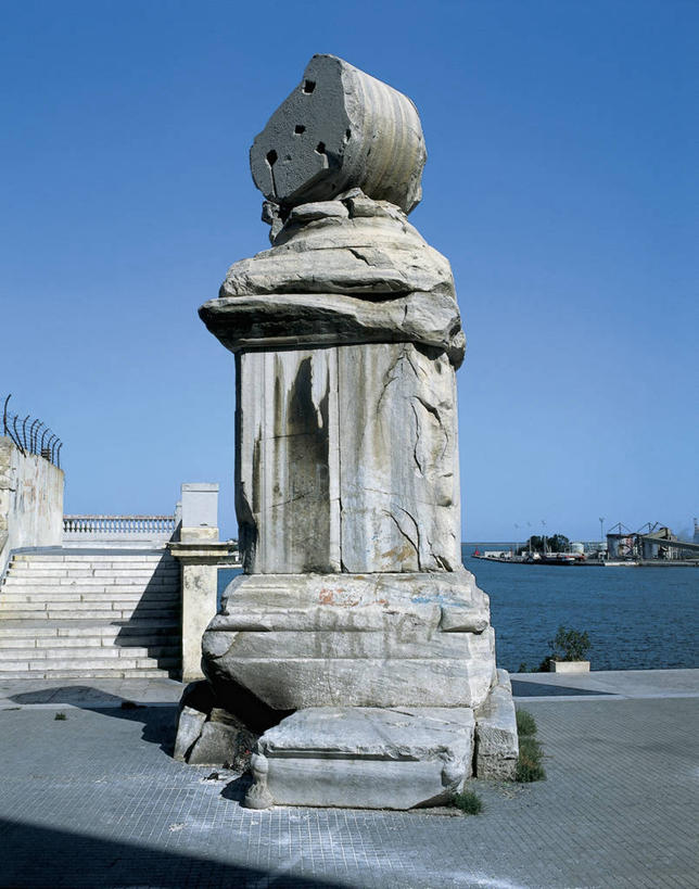 无人,栏杆,竖图,室外,白天,海洋,水,植物,建筑,意大利,欧洲,阴影,柱子,图像,历史,破坏,破损,废墟,台阶,蓝色,天空,概念,摄影,损坏,人造,地中海文化,南欧,主题,古典风格,万里无云,构图,彩图,旅行,时空,传统文化,布林迪西