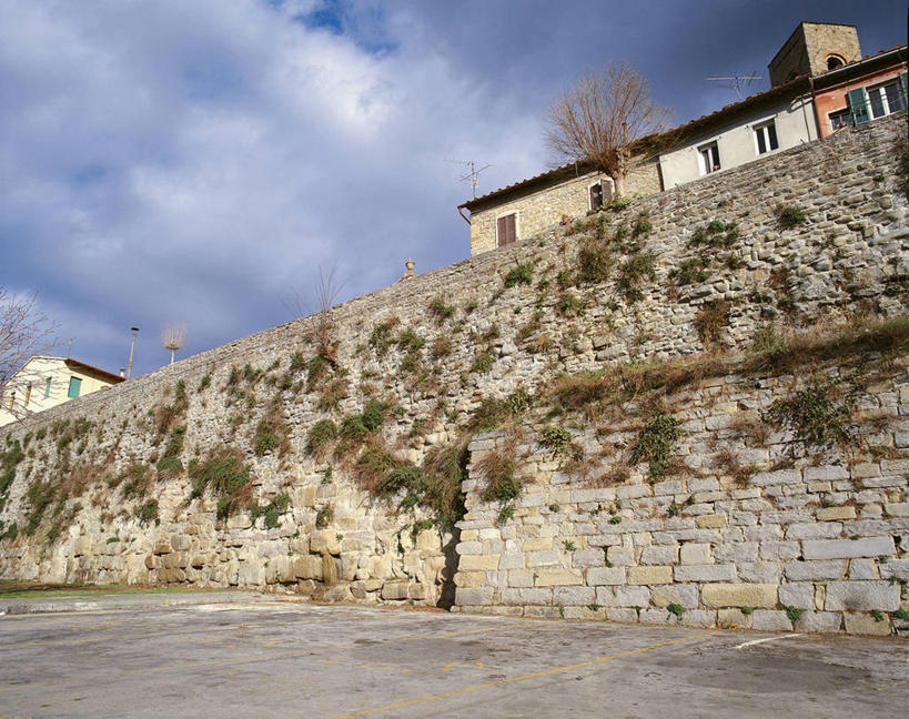 无人,横图,室外,白天,仰视,旅游,度假,安全,美景,建筑,路,意大利,欧洲,房屋,景观,云,围墙,图像,娱乐,石墙,草,天空,自然,享受,休闲,概念,景色,放松,摄影,保护,人造,住房,地中海文化,南欧,自然风光,边界,主题,自然现象,视角,托斯卡纳区,构图,彩图,低角度拍摄,旅行,科尔托纳,时空,传统文化,韧性