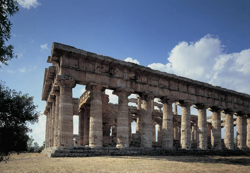 成年人,一个人,站,横图,室外,白天,建筑,意大利,欧洲,行人,游客,游人,朦胧,模糊,柱子,云,酒类,图像,历史,路人,旅客,废墟,酒,饮料,天空,摄影,宗教,年龄,人造,宗教建筑,地中海文化,南欧,希腊文化,主题,自然现象,坎帕尼亚,蒸馏酒,烈酒,构图,古代文明,灵性,过客,彩图,旅行,佩西特姆,时空,传统文化,状态