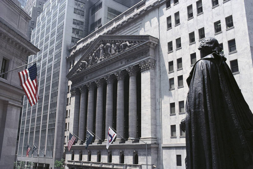 无人,横图,室外,白天,仰视,商务,窗户,建筑,旗帜,雕塑,纽约,美国,艺术,装饰,标志,雕刻,雕像,符号,柱子,曼哈顿,图像,标识,工艺品,地标建筑,概念,金融,摄影,纪念,美术,人造,北美,政府大楼,北美洲,企业,公司,交易所,华尔街,主题,政府,美洲,身份,陈列,视角,美国文化,爱国主义,纽约市,纽约州,帝国之州,帝国州,功能,美学,北亚美利加洲,亚美利加洲,性别符号,构图,柱廊,彩图,低角度拍摄,旅行,美国州旗,美利坚合众国,时空,曼哈顿区,纽约县,男性符号,曼哈顿岛,传统文化,挨着