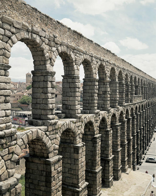 成年人,人群,竖图,俯视,室外,白天,城市,建筑,路,汽车,西班牙,欧洲,柱子,墙,云,拱门,桥,沟渠,机动车,图像,历史,砖墙,废墟,车,天空,地标建筑,交通工具,概念,运输,摄影,年龄,人造,地中海文化,载具,主题,自然现象,古典风格,视角,伊比利亚半岛,构图,塞戈维亚,古代文明,古代史,彩图,高角度拍摄,旅行,时空,传统文化,塞戈维亚省,状态