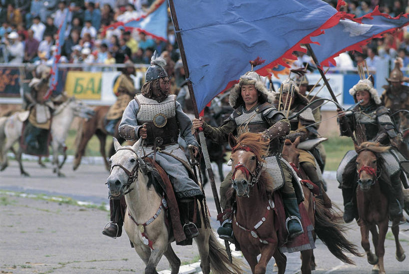 东方人,成年人,中年人,两个人,横图,室外,白天,正面,安全,运动,路,哺乳动物,马,野生动物,旗帜,蒙古,亚洲,骑马,节日,庆祝,符号,盔甲,头饰,防护,首都,图像,拿着,黄种人,文化,骑,衣服,动物,箭,庆典,概念,武器,生物,家畜,运输,摄影,牲畜,纪念,保护,迅速,剑,主题,保险,防御,视角,东亚,铠甲,防具,防卫,构图,乌兰巴托,乌布苏省,平安,男人,男性,中年男性,亚洲人,彩图,传统服装,旅行,时空,甲胄,传统文化,蒙古文化,那达慕,传统节日,脊椎动物亚门