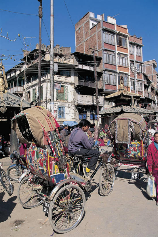 成年人,人群,广场,坐,竖图,室外,白天,窗户,城市,建筑,尼泊尔,市场,首都,图像,杆,人力车,运输,摄影,年龄,人造,金属丝,都市风光,主题,东亚人,加德满都,巴格马提河,构图,印度次大陆,男人,男性,女人,女性,亚洲人,彩图,旅行,时空