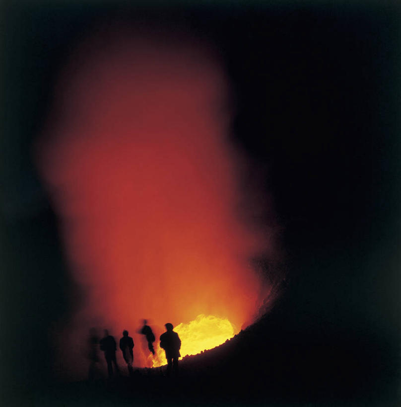 站,方图,俯视,室外,夜晚,火山,意大利,欧洲,五个人,溅,火山口,热,图像,红色,概念,熔岩,摄影,西西里,地中海文化,南欧,主题,剪影,爆发,自然现象,逆光,视角,地貌,埃特纳火山,风管,构图,地质学,自然地理,危险,活火山,彩图,高角度拍摄,时空,传统文化,火山学