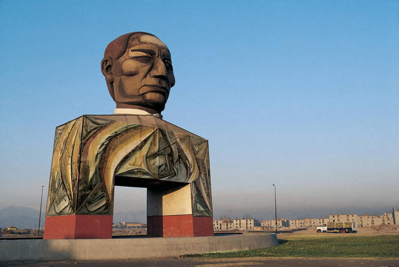 无人,横图,室外,特写,白天,仰视,建筑,路灯,雕塑,墨西哥,阴影,标志,符号,首都,图像,标识,草,天空,地标建筑,摄影,主席,人造,领导,北美,北美洲,风格,总统,照明设备,拉丁美洲,主题,美洲,视角,万里无云,墨西哥城,北亚美利加洲,亚美利加洲,墨西哥合众国,仙人掌王国,政治家,首脑,性别符号,构图,彩图,低角度拍摄,旅行,时空,男性符号,贝尼托.华雷斯,胡亚雷斯