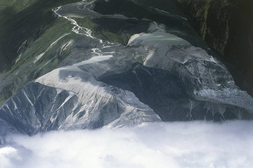 无人,横图,俯视,室外,白天,旅游,度假,湖,河流,石头,美景,山,山脉,峡谷,雪,雪山,不丹,石子,景观,流水,山顶,山谷,图像,娱乐,白色,风景,自然,享受,休闲,概念,景色,放松,摄影,宁静,岩层,自然风光,主题,视角,地貌,喜马拉雅山脉,构图,印度次大陆,自然地理,石块,岩石,彩图,高角度拍摄,旅行,时空,梦莲湖