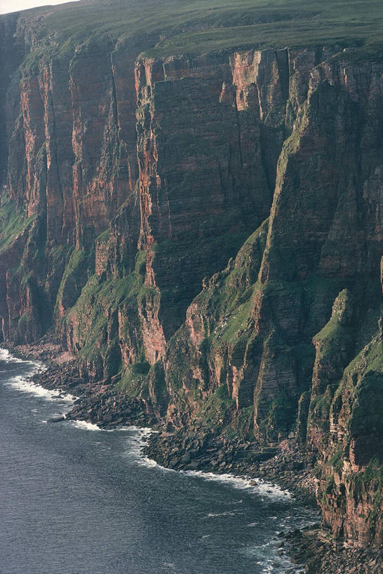 无人,竖图,俯视,室外,白天,旅游,度假,海洋,美景,山,水,英国,欧洲,海岸线,景观,悬崖,云,图像,娱乐,苏格兰,草,风景,天空,自然,享受,休闲,概念,景色,放松,摄影,宁静,西欧,自然风光,北欧,主题,大不列颠,自然现象,视角,沉积岩,地貌,大不列颠及北爱尔兰联合王国,苏格兰高地,大不列颠及爱尔兰联合王国,构图,苏格兰王国,沙岩,奥克尼群岛,自然地理,岩石,彩图,高角度拍摄,旅行,大不列颠王国,大英帝国,联合王国,日不落帝国,时空