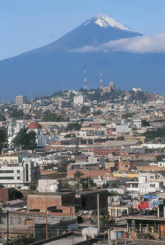 无人,竖图,室外,白天,度假,火山,美景,山,雾,城市风光,城市,建筑,墨西哥,景观,城镇,塔,图像,娱乐,天空,自然,地标建筑,享受,休闲,烟,景色,放松,摄影,人造,北美,北美洲,拉丁美洲,都市风光,主题,美洲,自然现象,地貌,普埃布拉州,北亚美利加洲,亚美利加洲,墨西哥合众国,仙人掌王国,构图,波波卡特佩特火山,活火山,彩图,旅行,时空