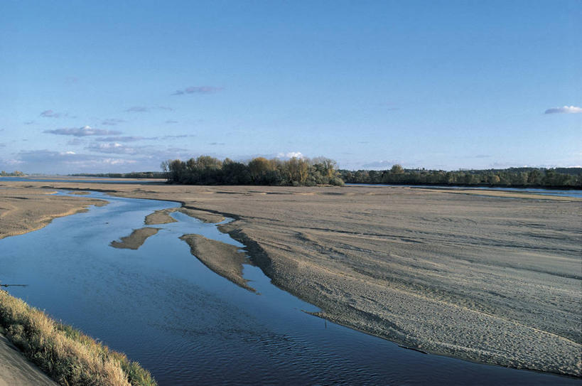 无人,横图,俯视,室外,白天,草地,河流,法国,欧洲,波纹,反射,地平线,流水,田地,云,辽阔,地面,图像,草,风景,天空,自然,广阔,摄影,一望无际,西欧,地中海文化,法兰西,延伸,主题,自然现象,视角,中欧,法兰西共和国,天地相交,法兰西第五共和国,构图,卢瓦尔河,罗亚尔河,无边无际,一马平川,索米尔,彩图,高角度拍摄,旅行,时空,传统文化