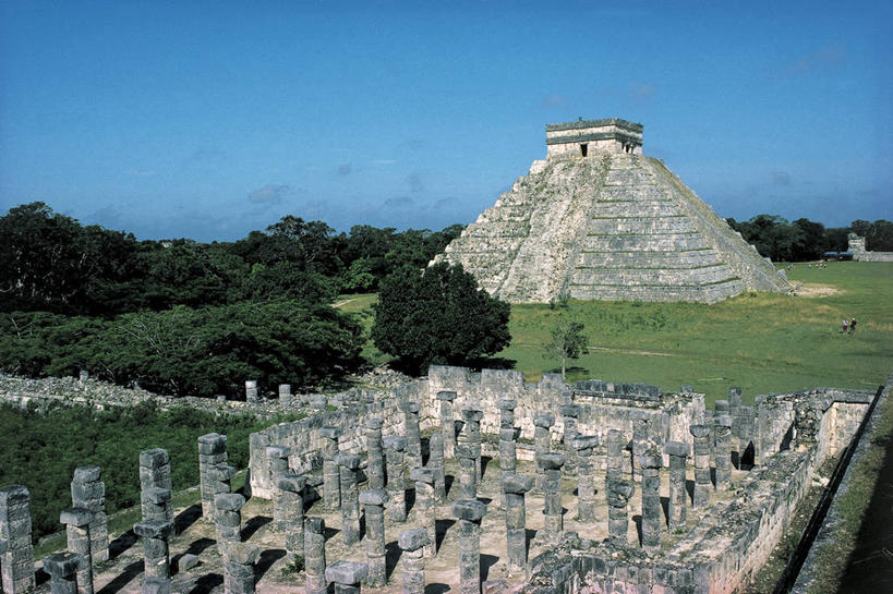 无人,寺庙,横图,俯视,室外,白天,植物,雕塑,墨西哥,雕像,柱子,图像,历史,废墟,草,树,天空,地标建筑,金字塔,摄影,人造,北美,拉丁美洲,宗教建筑,主题,美洲,自然现象,视角,玛雅文明,万里无云,尤卡坦半岛,尤卡坦州,构图,古代文明,柱廊,墨西哥文化,彩图,高角度拍摄,旅行,时空,拉美文明,状态