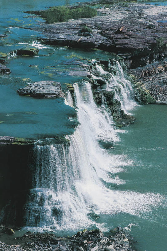 无人,竖图,俯视,室外,白天,河流,瀑布,水,美国,溅,流水,图像,风景,自然,地标建筑,摄影,流动,北美,北美洲,主题,美洲,视角,蒙大拿州,北亚美利加洲,亚美利加洲,维吉尼亚,构图,密苏里河,自然地理,岩石,彩图,高角度拍摄,旅行,美利坚合众国,时空