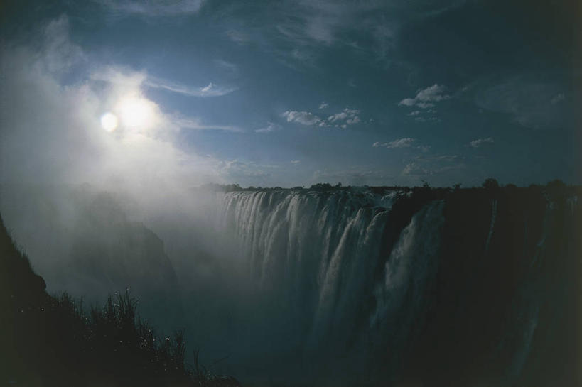 西方人,无人,横图,室外,旅游,度假,石头,美景,瀑布,日落,水,峡谷,欧洲,非洲,赞比亚,黑人,欧洲人,石子,景观,流水,云,山谷,宏伟,图像,娱乐,风景,天空,自然,黄昏,地标建筑,享受,休闲,概念,景色,放松,摄影,宁静,岩层,自然风光,主题,沟壑,自然现象,构图,维多利亚瀑布,利文斯敦,自然地理,非洲人,石块,岩石,彩图,旅行,时空