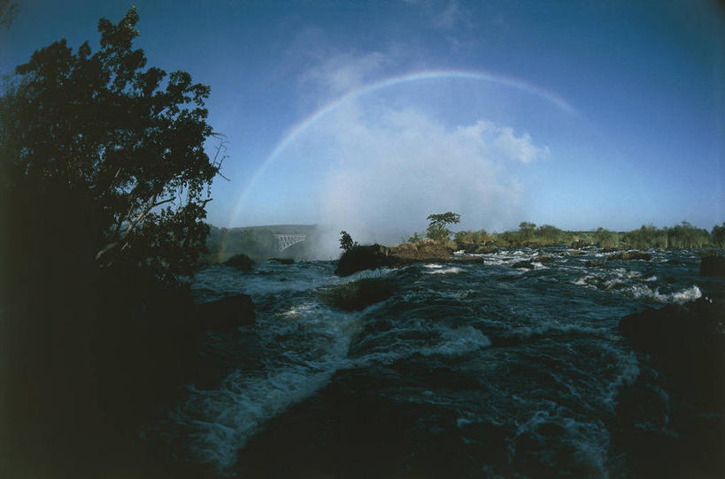 西方人,无人,横图,室外,旅游,度假,彩虹,石头,美景,瀑布,水,峡谷,植物,欧洲,非洲,赞比亚,黑人,欧洲人,石子,地形,景观,流水,云,山谷,宏伟,图像,娱乐,树,风景,天空,自然,黄昏,地标建筑,享受,休闲,概念,景色,放松,摄影,流动,宁静,岩层,自然风光,主题,沟壑,自然现象,构图,维多利亚瀑布,光谱,利文斯敦,自然地理,非洲人,石块,岩石,彩图,旅行,时空