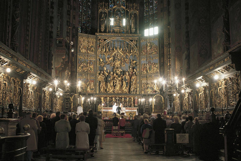 成年人,人群,教堂,横图,室内,蜡烛,雕塑,欧洲,波兰,节日,朦胧,模糊,光亮,酒类,许多人,图像,历史,文化,酒,饮料,背面,祈祷,一群人,健康,许愿,摄影,宗教,信仰,纪念,祈求,照亮,基督教,照明设备,宗教建筑,天主教,主题,视角,东欧,蒸馏酒,烈酒,构图,灵性,克拉科夫,小波兰省,圣玛丽教堂,平安,男人,男性,女人,女性,彩图,旅行,大教堂,时空,状态