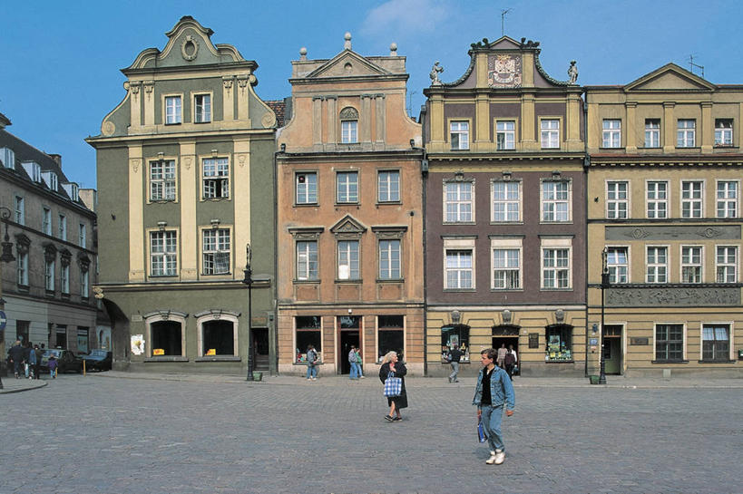 人群,广场,横图,室外,白天,正面,消费,窗户,城市,建筑,汽车,鞋子,欧洲,波兰,裤子,朦胧,模糊,包,古城,机动车,购物袋,图像,拿着,牛仔裤,休闲装,外套,衣服,天空,摄影,人造,都市风光,运送,主题,自然现象,视角,东欧,构图,茄克,波兹南,男人,男性,女人,女性,步行,彩图,旅行,时空