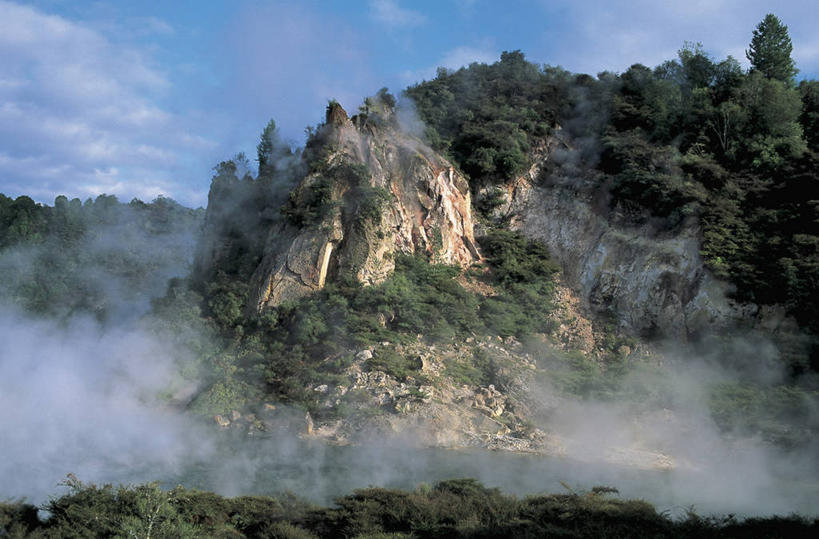 无人,横图,室外,白天,旅游,度假,火山,石头,美景,峡谷,植物,雾,新西兰,石子,景观,云,山谷,图像,娱乐,树,天空,自然,享受,休闲,概念,景色,放松,摄影,岩层,自然风光,主题,大洋洲,自然现象,野地,地貌,澳大拉西亚,构图,地质学,丰盛湾,罗托鲁阿,自然地理,危险,活火山,石块,岩石,彩图,旅行,时空
