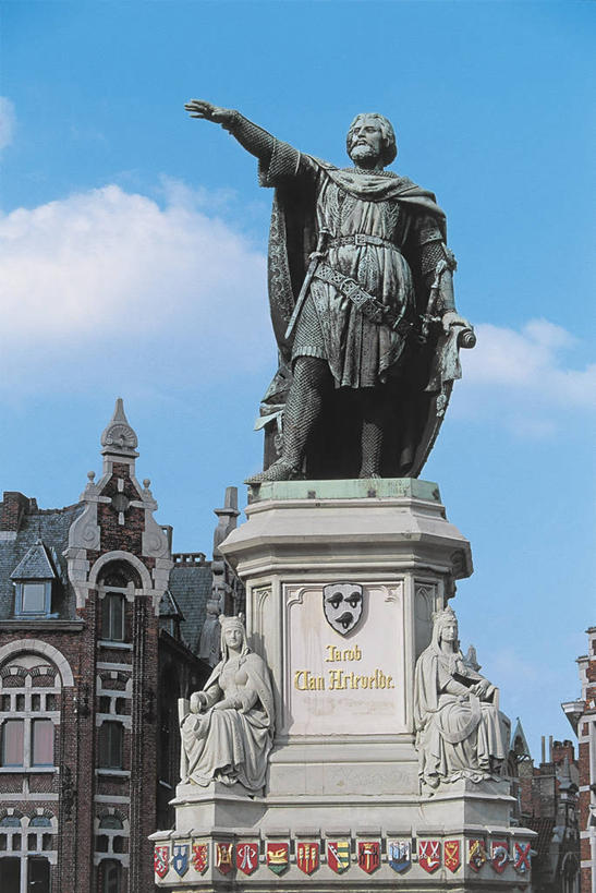 无人,广场,竖图,室外,白天,仰视,城市,建筑,雕塑,比利时,欧洲,标志,雕像,符号,墙,云,图像,标识,砖墙,天空,摄影,人造,都市风光,主题,自然现象,底座,视角,性别符号,构图,根特,法兰德斯,彩图,低角度拍摄,旅行,时空,男性符号