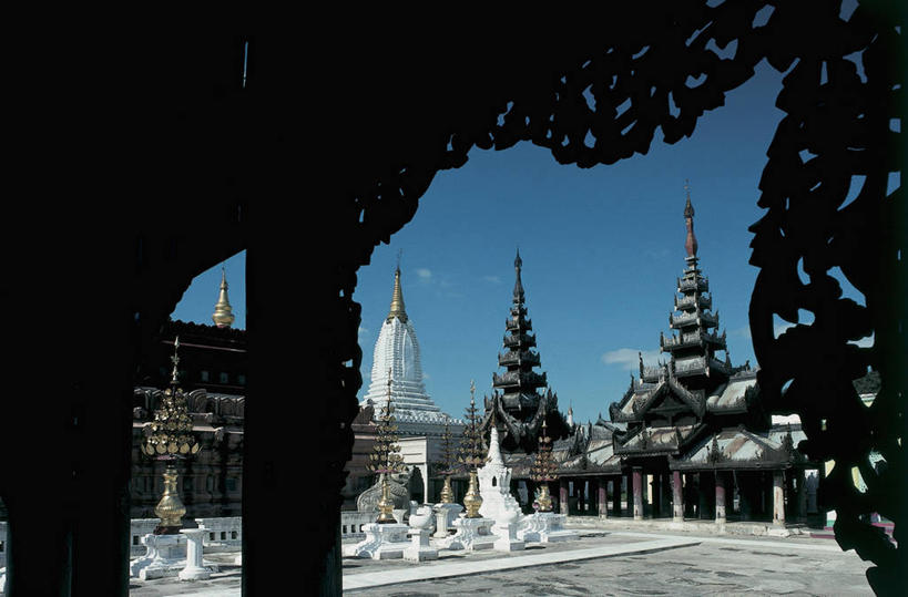 无人,寺庙,横图,室外,白天,仰视,建筑,缅甸,柱子,尖顶,酒类,图像,宝塔,酒,饮料,摄影,宗教,佛教,人造,宗教建筑,主题,视角,蒲甘,蒸馏酒,烈酒,构图,灵性,印度支那,瑞喜宫塔,设计,彩图,低角度拍摄,旅行,时空,状态