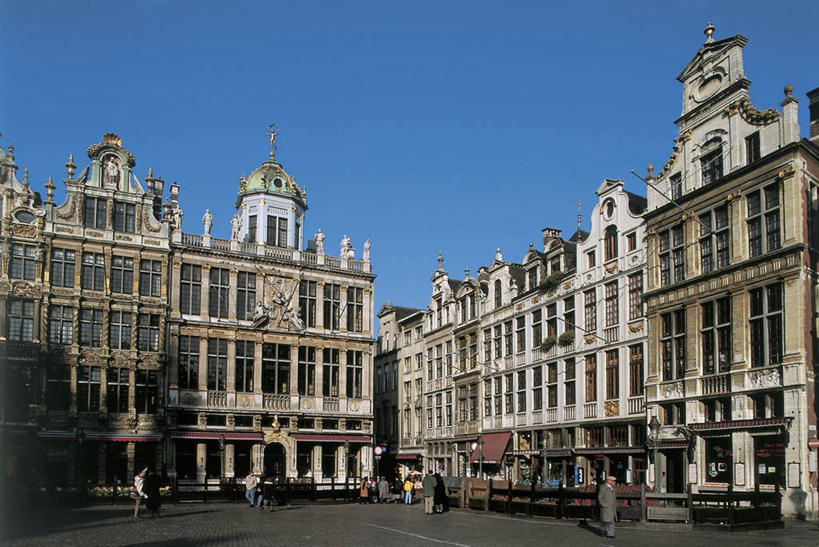 成年人,人群,广场,站,横图,室外,白天,度假,窗户,城市,建筑,街道,雕塑,比利时,欧洲,行人,游客,游人,雕像,拱门,尖顶,首都,图像,路人,旅客,蓝色,天空,地标建筑,摄影,人造,政府大楼,风格,圆顶建筑,都市风光,主题,政府,哥特式风格,布鲁塞尔,布鲁塞尔大广场,万里无云,构图,过客,男人,男性,女人,女性,步行,彩图,旅行,时空