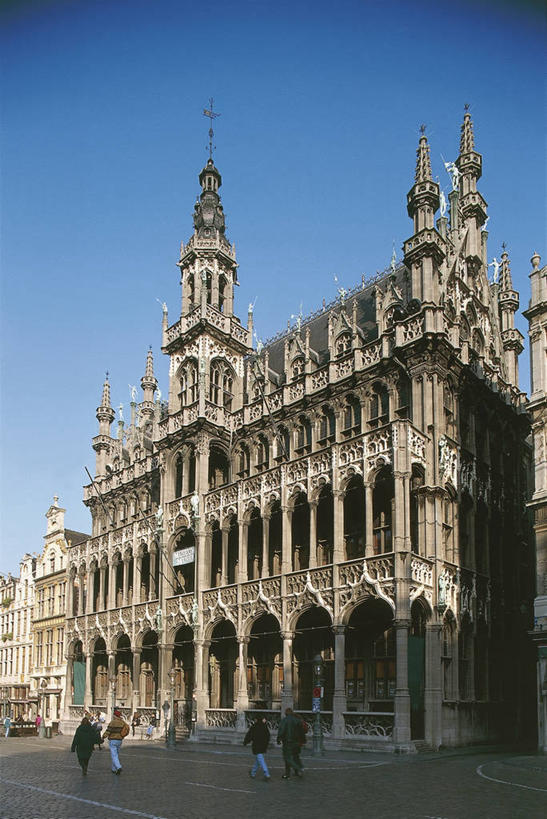 成年人,人群,博物馆,站,竖图,室外,白天,仰视,度假,窗户,城市,建筑,街道,雕塑,比利时,欧洲,行人,游客,游人,雕像,柱子,拱门,尖顶,首都,图像,路人,旅客,台阶,蓝色,天空,地标建筑,摄影,人造,政府大楼,风格,圆顶建筑,都市风光,主题,政府,视角,哥特式风格,布鲁塞尔,布鲁塞尔大广场,万里无云,构图,过客,男人,男性,女人,女性,步行,彩图,低角度拍摄,旅行,时空