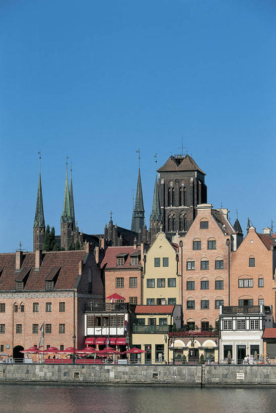 人群,教堂,码头,竖图,室外,白天,河流,城市,港口,建筑,旗帜,欧洲,波兰,朦胧,模糊,符号,十字架,墙,流水,塔,尖顶,市场,酒类,图像,货摊,酒,饮料,蓝色,天空,摄影,宗教,人造,基督教,宗教建筑,都市风光,主题,东欧,中欧,万里无云,蒸馏酒,烈酒,构图,波兰共和国,灵性,格但斯克,彩图,旅行,摆渡口,埠头,渡口,渡头,港湾,海港,货运码头,口岸,商港,彼得哥什,时空