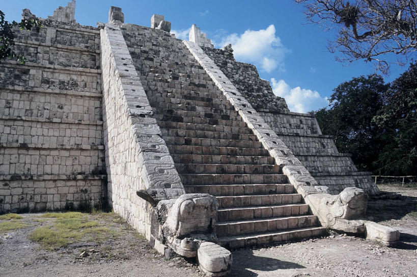 无人,寺庙,横图,室外,白天,植物,楼梯,建筑,墨西哥,云,纪念碑,图像,历史,树,天空,地标建筑,金字塔,摄影,人造,北美,拉丁美洲,宗教建筑,主题,美洲,自然现象,玛雅文明,尤卡坦半岛,尤卡坦州,构图,古代文明,墨西哥文化,彩图,旅行,时空,拉美文明,状态